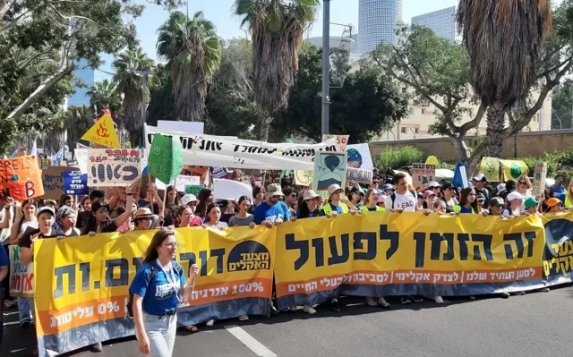 Miles de personas se manifiestan por la reforma del cambio climático en Tel Aviv antes de la conferencia de la ONU