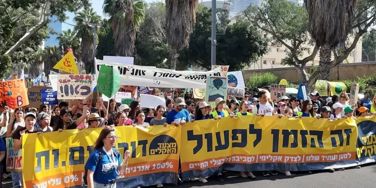 Miles de personas se manifiestan por la reforma del cambio climático en Tel Aviv antes de la conferencia de la ONU