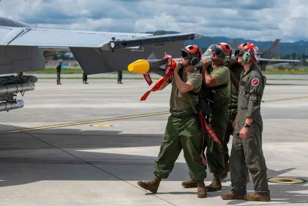 Ray Rickenbach F-35B y F/A-18 de EE. UU. prueban misiles AIM-9X