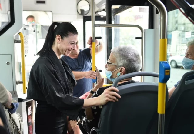 Ignorando las objeciones, la ministra de transporte inaugura una nueva ruta de autobús en Haifa durante el Shabat