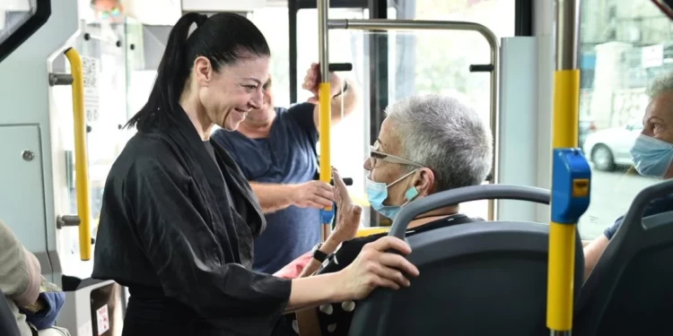 Ignorando las objeciones, la ministra de transporte inaugura una nueva ruta de autobús en Haifa durante el Shabat