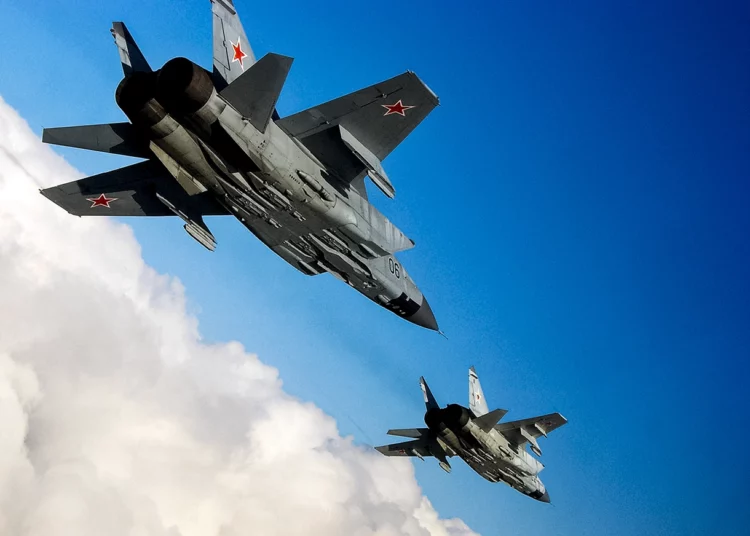 MiG-31 ruso derriba un caza Su-25 ucraniano