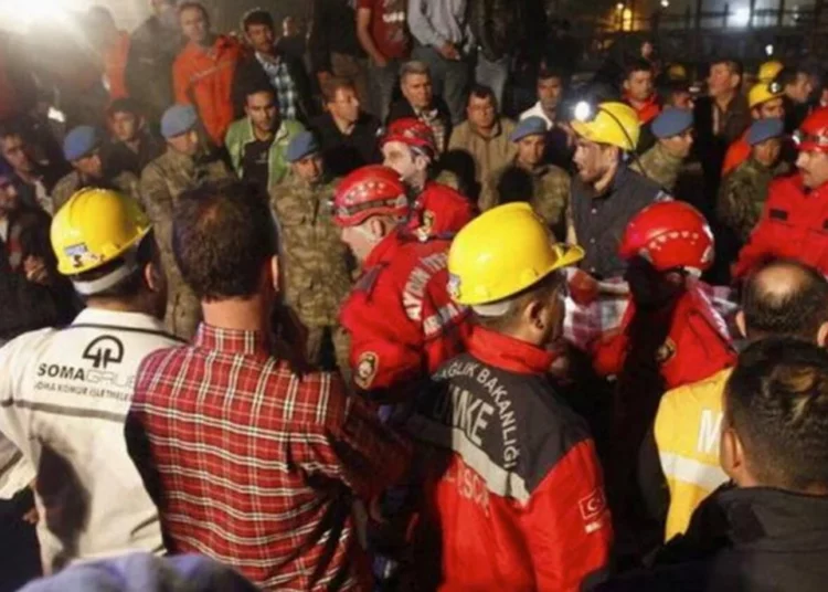 49 mineros de carbón atrapados bajo tierra en una explosión en Turquía