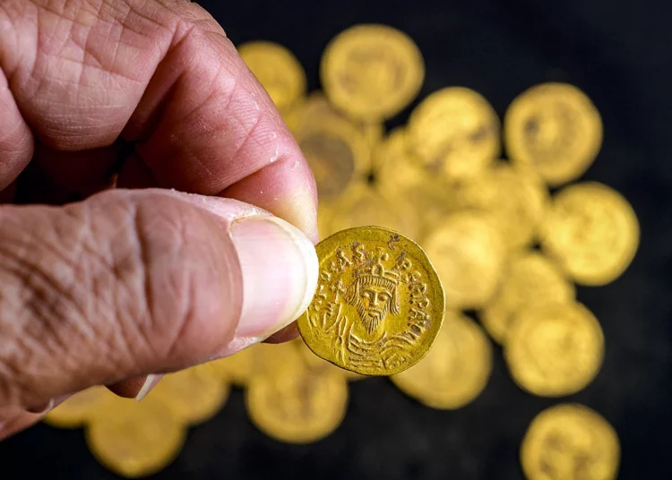 Hallan monedas de oro de era de la invasión islámica