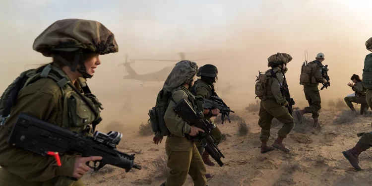 Ilustrativo: Soldados de combate masculinos y femeninos del Batallón Caracal se entrenan para combatir un asalto del Estado Islámico al sur de Israel a finales de marzo de 2017. (Fuerzas de Defensa de Israel)