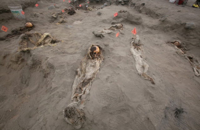Arqueólogos descubren los cuerpos de 76 niños con el corazón extraído en Perú