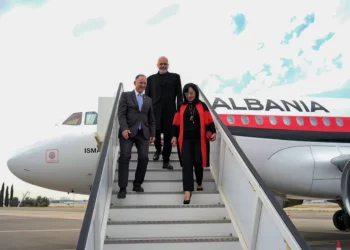 Tras cortar lazos con Irán, el primer ministro albanés llega a Israel para hablar de ciberseguridad