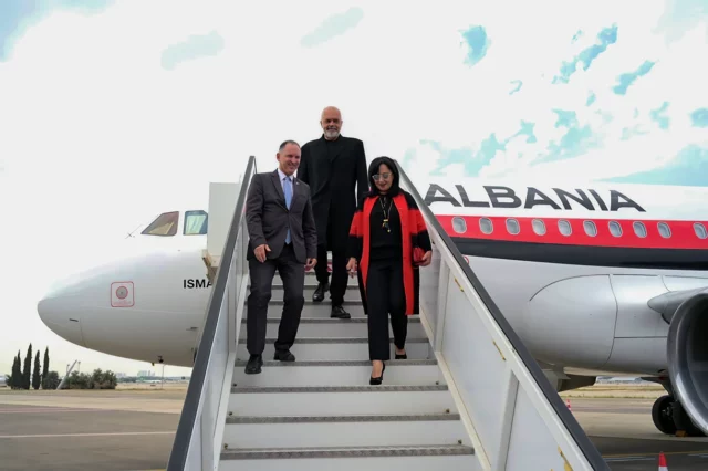 Tras cortar lazos con Irán, el primer ministro albanés llega a Israel para hablar de ciberseguridad