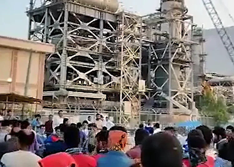 Los trabajadores del sector energético se unen a las protestas en Irán, poniendo en peligro la caja del régimen