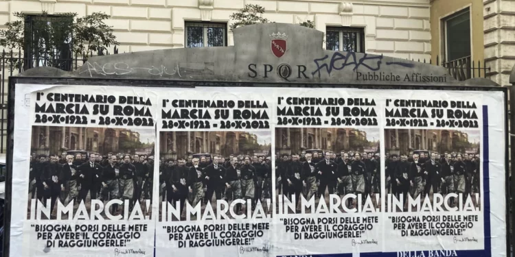 Neofascistas de Italia exhiben una pancarta a favor de Mussolini