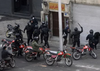 Policía iraní es captado agrediendo a una mujer sexualmente