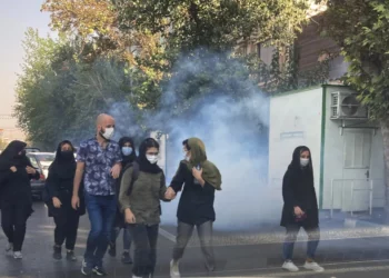 Miles de estudiantes iraníes protestan por la violenta represión desde la muerte de Mahsa Amini