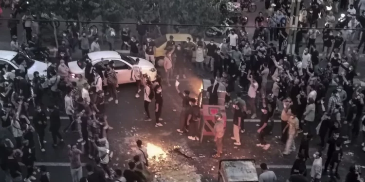 Irán acusa a más de 300 personas por las protestas en Teherán