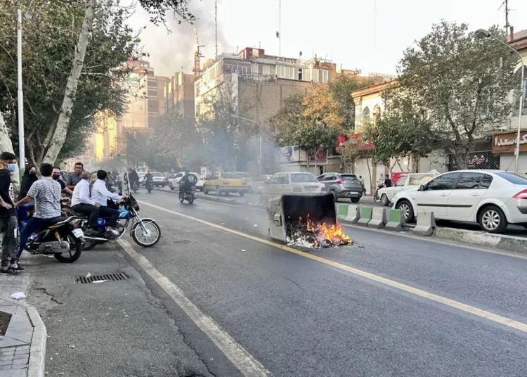 Disparos y explosiones en el oeste de Irán mientras los manifestantes se mantienen desafiantes a pesar de la represión