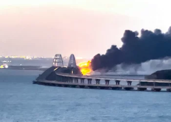 Rusia dice que la detonación de un camión causó la explosión del puente de Crimea, pero no culpa a Kiev