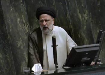 Raisi, de Irán, culpa a las recientes protestas del ataque mortal en santuario chiíta