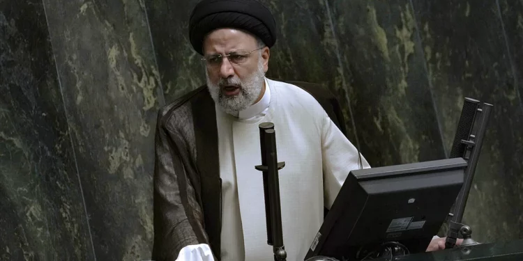 Raisi, de Irán, culpa a las recientes protestas del ataque mortal en santuario chiíta