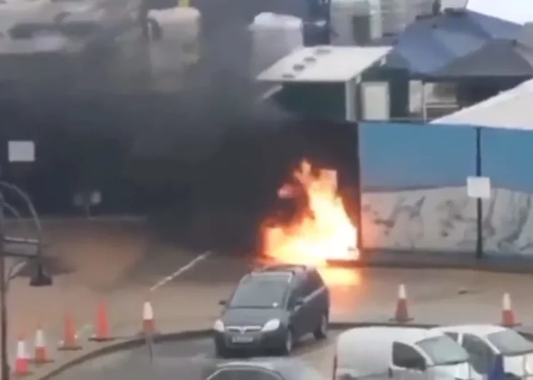 Un terrorista lanza bombas incendiarias en un centro de inmigración del Reino Unido