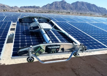 Robots israelíes limpiarán paneles solares de la India durante 25 años