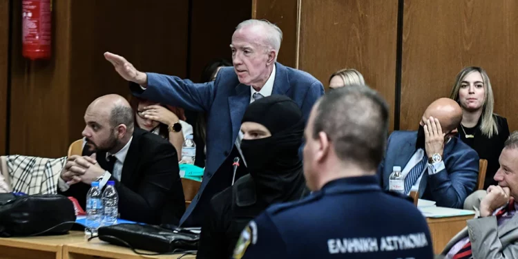 Un ministro griego denuncia ante los tribunales a su padre por saludo nazi