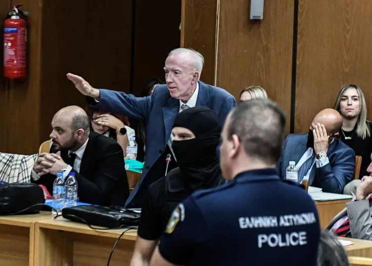Un ministro griego denuncia ante los tribunales a su padre por saludo nazi