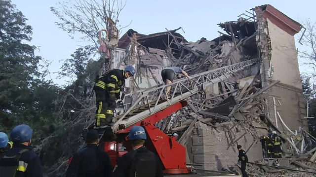 Bombardeo ruso contra zona residencial ucraniana deja un muerto