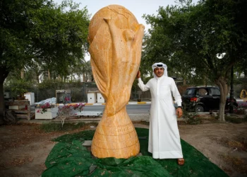 El jeque qatarí que está detrás de la réplica gigante del trofeo de la Copa del Mundo insta a establecer vínculos con Israel