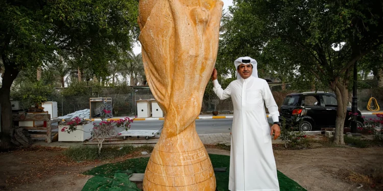 El jeque qatarí que está detrás de la réplica gigante del trofeo de la Copa del Mundo insta a establecer vínculos con Israel