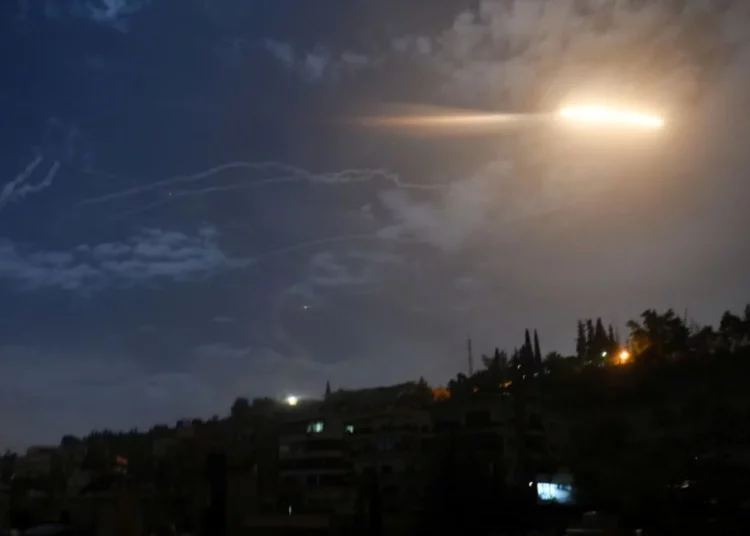 Las defensas aéreas sirias responden a un supuesto ataque aéreo israelí