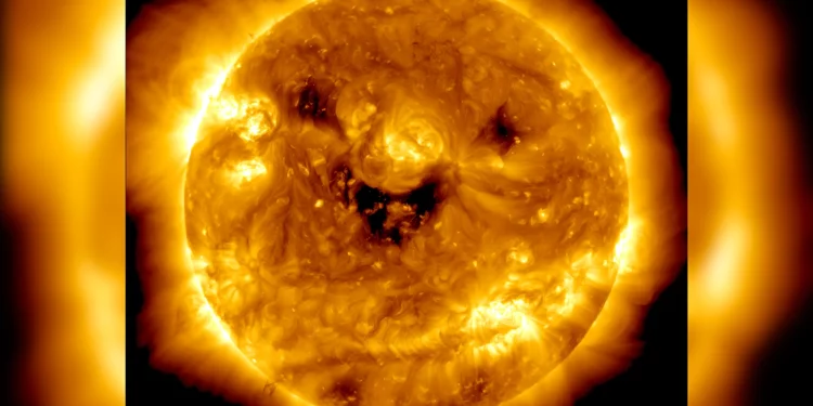El Sol “sonriente” en imagen publicada por la NASA