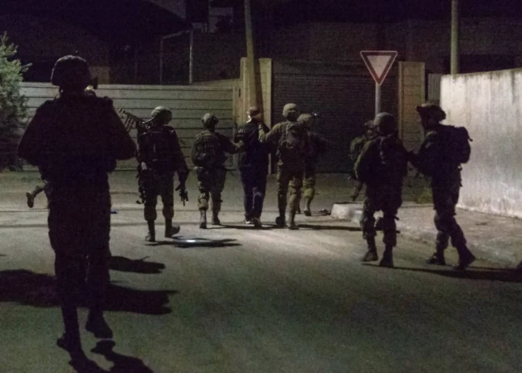 Las tropas israelíes arrestan a un palestino buscado en Judea y Samaria, octubre 3, 2022. ( Fuerzas de defensa de Israel )