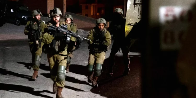 Soldados de las FDI detienen a 12 palestinos buscados en Judea y Samaria