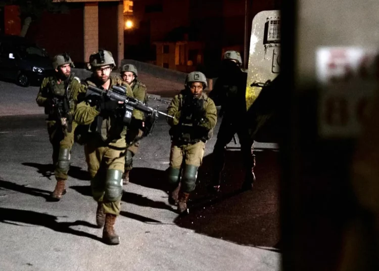 Soldados de las FDI detienen a 12 palestinos buscados en Judea y Samaria