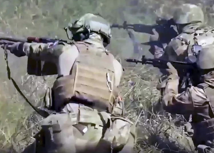 Dos hombres matan a 11 soldados en un lugar de entrenamiento militar ruso