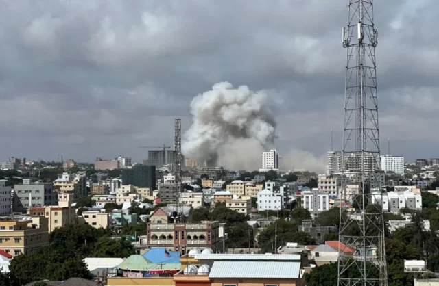 Somalia: Al menos 100 muertos en atentados frente a las oficinas del gobierno