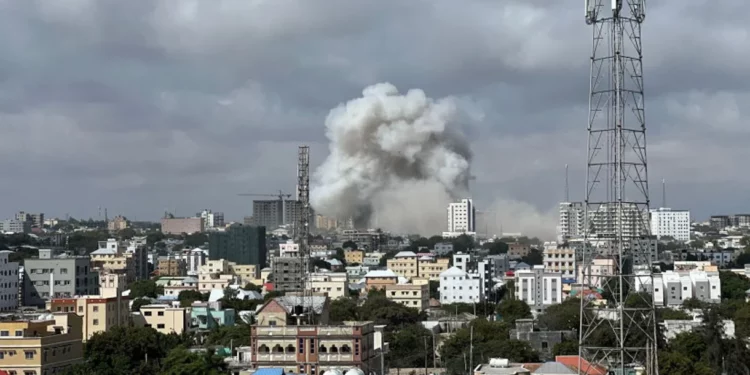Somalia: Al menos 100 muertos en atentados frente a las oficinas del gobierno