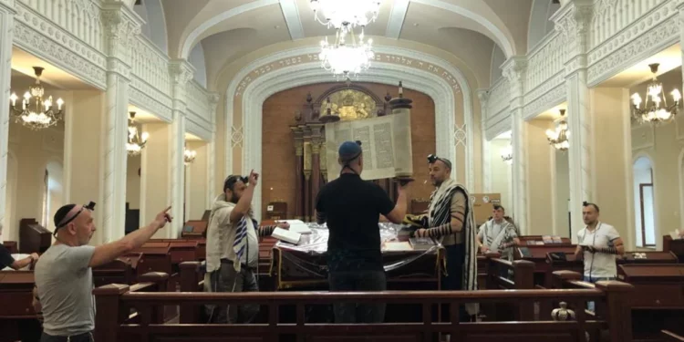 Los judíos de Kiev celebran Sucot a la luz de las velas mientras misiles caen cerca
