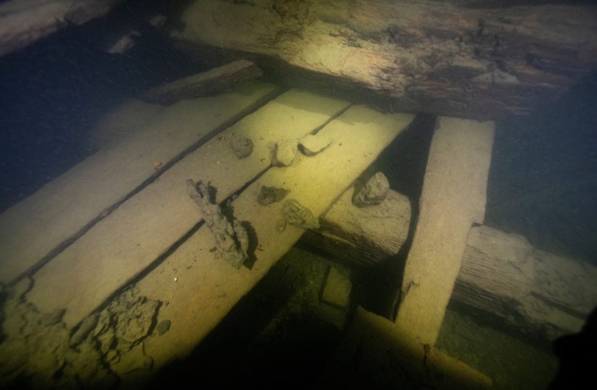 Hallan un barco de guerra del siglo XVII en el fondo del océano