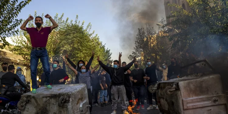 En esta foto tomada por una persona no empleada por Associated Press y obtenida por la AP fuera de Irán, los iraníes protestan por la muerte en septiembre de Mahsa Amini, de 22 años, después de haber sido detenida por la policía de la moral en Teherán, el 27 de octubre de 2022. (Middle East Images/AP)