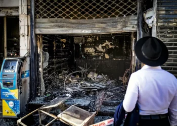 Una tienda haredi de teléfonos en Jerusalén es destruida por un incendio: propietario afirma que hubo juego sucio