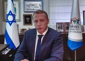 El ministro de Turismo de Israel interpreta a James Bond en un vídeo promocional