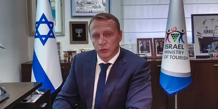 El ministro de Turismo de Israel interpreta a James Bond en un vídeo promocional