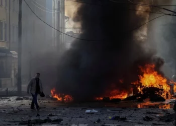 Un conductor camina cerca de su automóvil quemado después del ataque militar ruso, mientras continúa la invasión rusa de Ucrania, en el centro de Kiev, Ucrania.
(Crédito de la foto: REUTERS)