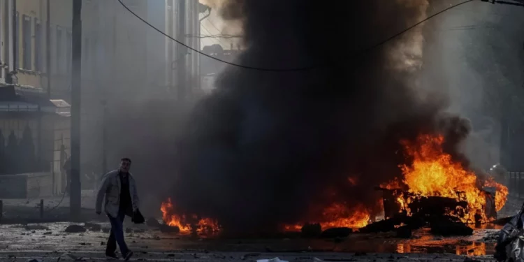 Un conductor camina cerca de su automóvil quemado después del ataque militar ruso, mientras continúa la invasión rusa de Ucrania, en el centro de Kiev, Ucrania.
(Crédito de la foto: REUTERS)