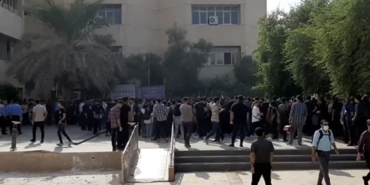 Universitarios de Irán se suman a las protestas contra el régimen