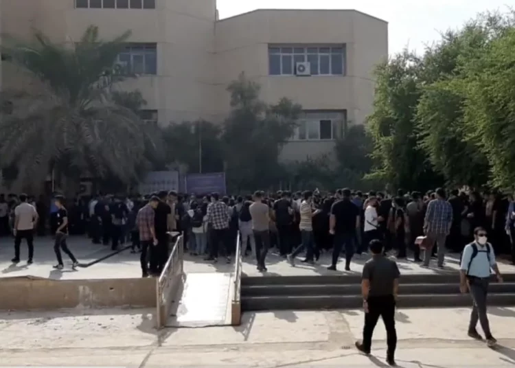 Universitarios de Irán se suman a las protestas contra el régimen