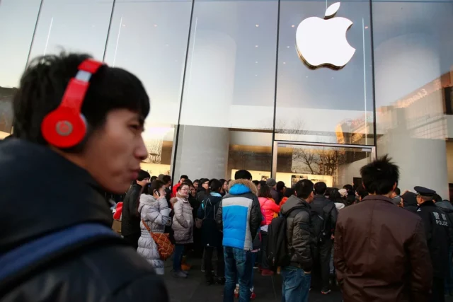 La cadena de suministro de Apple en China se pone a prueba mientras en COVID golpea a Foxconn