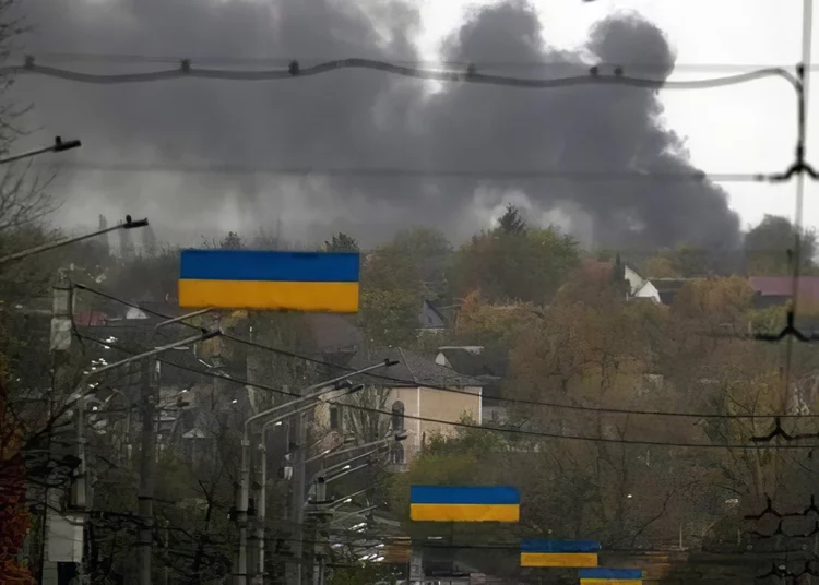 Rusia ataca en toda Ucrania, incluida Kiev, dejando fuera de servicio infraestructuras clave