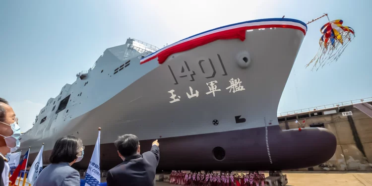 Taiwán se une al club de países de élite con un buque de asalto anfibio