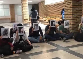 Estudiantes iraníes se enfrentan a la policía en una universidad de Teherán